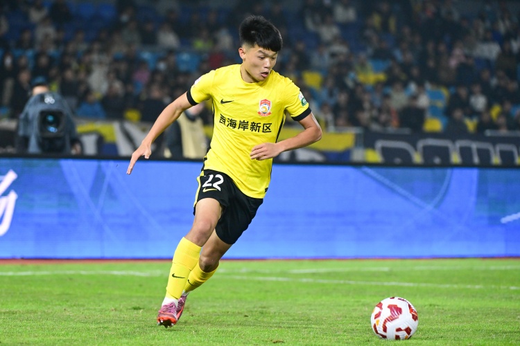 开云下载-静待官宣！德转显示杨希从青岛西海岸转会至上海海港